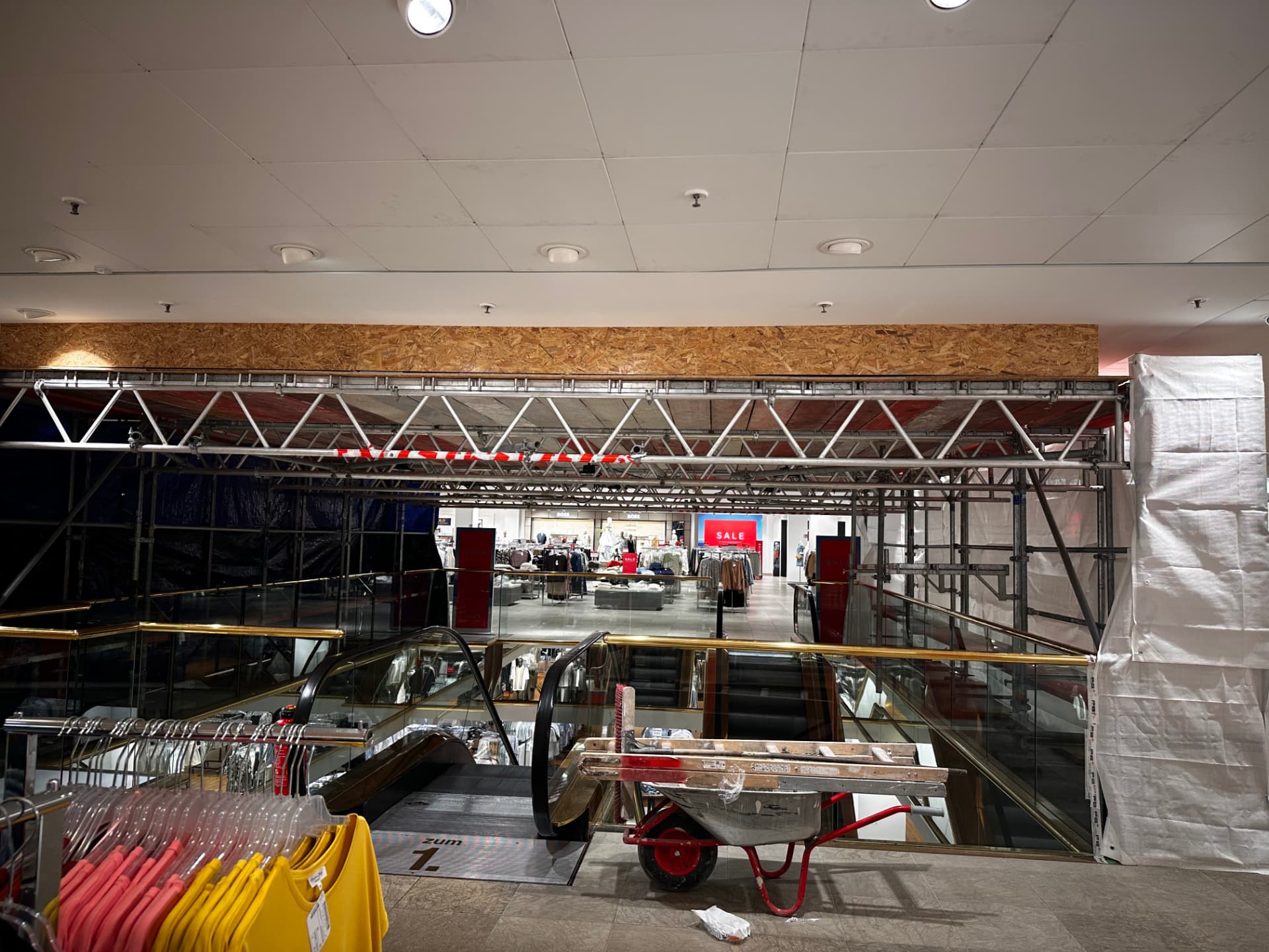 Echtes Stoppa-Projekt: Hängegerüst über Rolltreppen in einem Kaufhaus